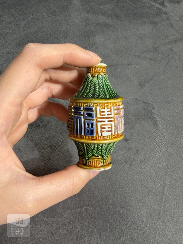 清中期素三彩凸花福寿纹鼻烟壶 - 图3